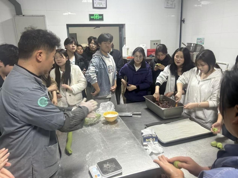 后勤保障处开展“后勤学堂·清明节包青团”活动