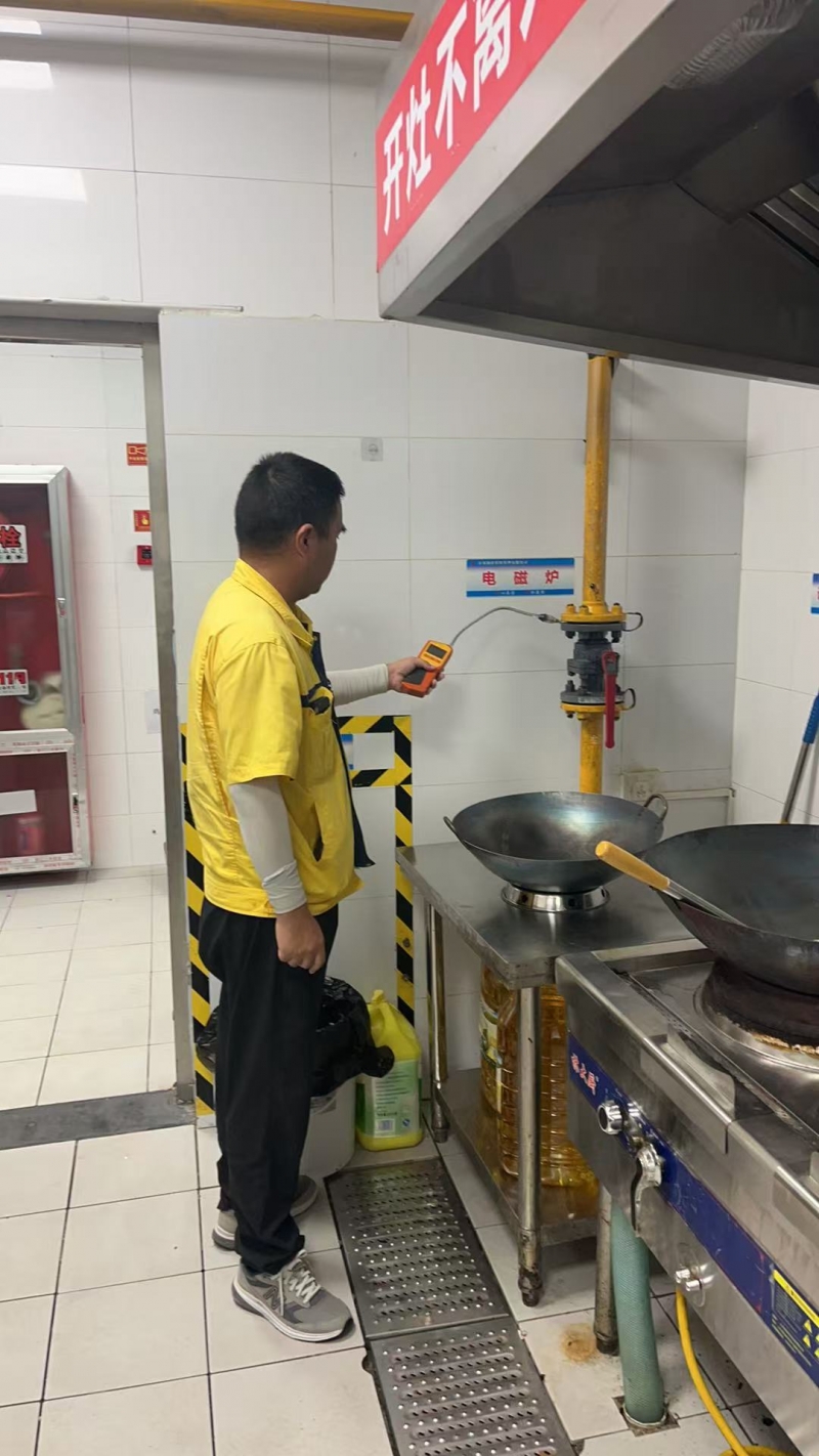 后勤保障处开展食堂燃气安全检查
